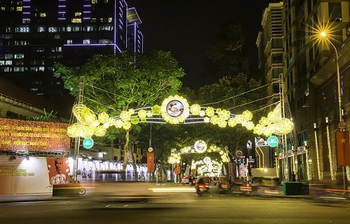 Đường Đồng Khởi, một trong những con đường lâu đời nhất Sài Gòn được trang trí với hình ảnh mai vàng và nón lá - hình ảnh đặc trưng của Nam bộ.