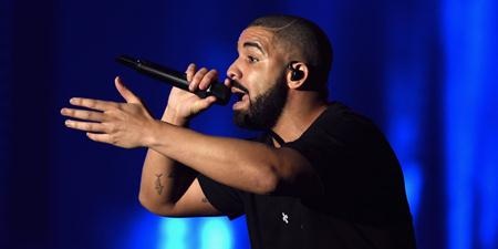 Những ngôi sao quyền lực nhất thế giới năm 2016 - 8 Sau thành công của album “View”, Drake đã hoàn toàn “đốn gục” các tín đồ âm nhạc để thống trị hàng loạt bảng xếp hạng và trở thành giọng ca nổi bật nhất nửa đầu năm 2016. Ngoài âm nhạc, Drake còn khiến công chúng phải xôn xao với cuộc tình chóng vánh cùng Rihanna và nghi án hẹn hò đàn chị Jennifer Lopez.