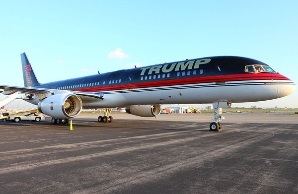 Vàng tăng lên 38 triệu đồng/lượng: Nỗi ám ảnh Donald Trump - 10
Máy bay riêng của Trump có chữ màu của vàng