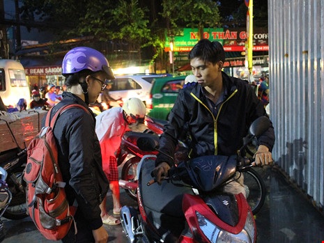 Ba anh em cứu hộ xe máy bị ngập miễn phí ở TPHCM - 10 Rất đông người dân được sửa xe miễn phí trong buổi chiều.