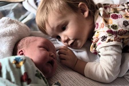 Biểu cảm siêu đáng yêu của các bé khi lần đầu gặp em - 9 Ngắm mãi không chán vì…em ngủ cũng đáng yêu