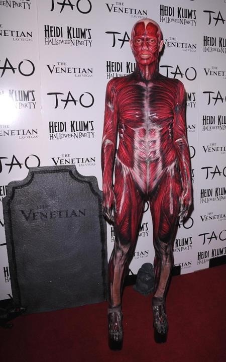 “Đã mắt” với loạt trang phục ấn tượng của các sao trong ngày Halloween - 9 … và đỉnh cao là bộ dạng máu me trong ngày Halloween 2011