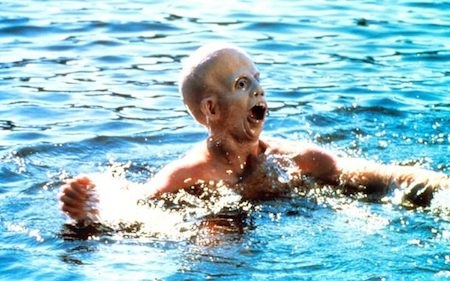 Những tác phẩm “kinh sợ” cho mọi mùa Halloween - 9 “Friday the 13th” (1980) chính là phần phim mở đầu cho loạt phim kinh dị ăn khách nói về những vụ giết người hàng loạt bí ẩn xảy ra tại khu vực cắm trại mang tên hồ Crystal Lake được gây ra dưới bàn tay của một tên sát nhân huyền thoại chuyên đeo mặt nạ khúc côn cầu sắt, Jason Voorhees. Tính đến nay, thương hiệu phim kinh dị này đã có hơn 10 phần phim và thu về hàng trăm triệu đô la Mỹ doanh thu phòng vé.