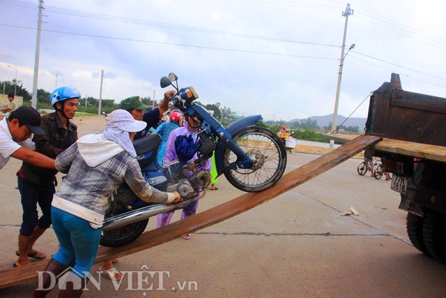 Bình Định: Dân sợ băng dòng lũ, xe tải kiếm tiền triệu mỗi ngày - 6 Nhọc nhằn đưa xe máy lên xe tải