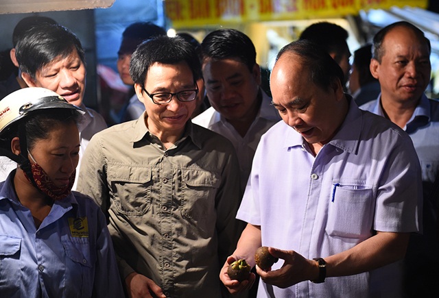Vị Thủ tướng “lắng nghe” và những “ông vua con” vô cảm - 1
(Thủ tướng Nguyễn Xuân Phúc và Phó Thủ tướng Vũ Đức Đam tại chợ Long Biên sáng 27/9)