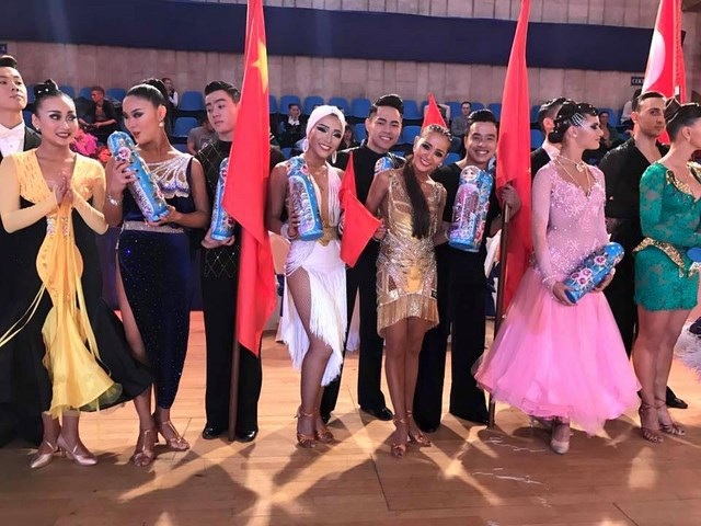 “Hot girl” dancesport 9X khoe ảnh Giáng sinh trên đất Nga - 11
Phương Anh (váy trắng) tại giải đấu Moscow Reneissance Cup 2016 vừa đây.