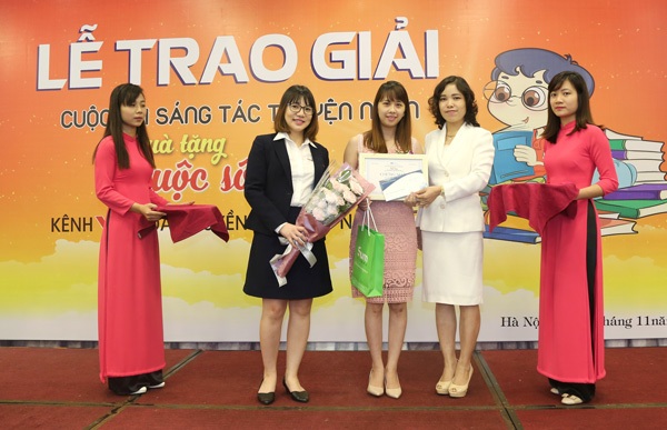 Trao giải cuộc thi viết truyện ngắn “Quà tặng cuộc sống” - 1
BTC trao tặng giải Nhất cuộc thi cho truyện ngắn Người đi nhặt hạnh phúc (tác giả Nguyễn Hồng Cúc).