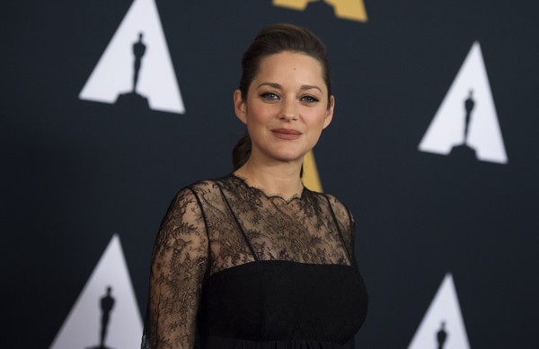 "Tin đồn với Brad Pitt không khiến tôi bận tâm" - 4
Marion Cotillard nói: Tôi chẳng muốn nghĩ về những tin đồn này vì nó chẳng hề liên quan tới tôi. Không ảnh hưởng tới cuộc sống của tôi.