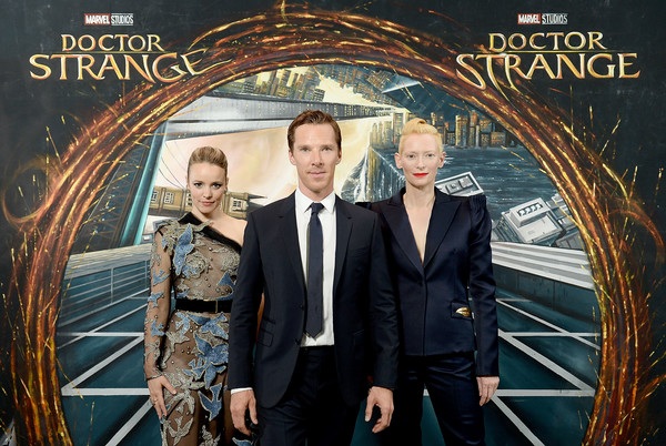Sao Hollywood đẹp như mộng với váy xuyên thấu - 1
Rachel McAdams, Benedict Cumberbatch và Tilda Swinton dự công chiếu phim Doctor Strange tại quảng trường Odeon ở London, Anh quốc ngày 24/10 vừa qua