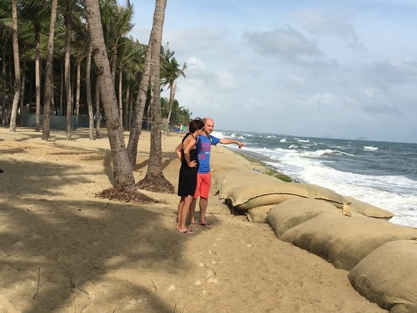 'Lời nguyền biển cả": Sóng cuốn ngàn tỷ, đại gia trắng tay - 3
Khách nước ngoài đến Hội An ngở ngàng và lo sợ nhìn cảnh bờ biển rừng dừa Cửa Đại bị sóng đánh tan tành