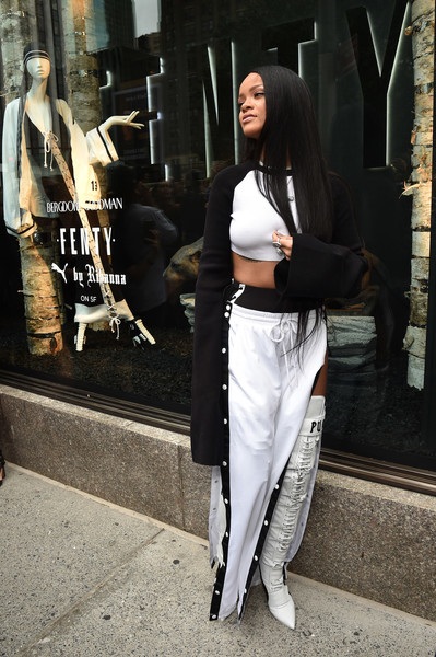 Rihanna gợi cảm hơn từ khi có bạn trai - 6
Rihanna diện các thiết kế cá tính của mình, các thiết kế này bán chạy và được giới trẻ ưa chuộng