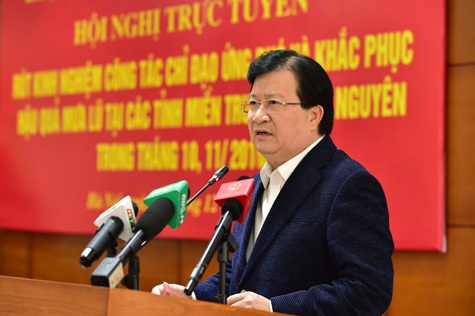 Chỉ 2 đợt mưa lũ, 65 mạng người, trên 7000 tỷ đồng trôi theo dòng nước - 2
Phó Thủ tướng Trịnh Đình Dũng băn khoăn: Việc ứng phó mưa lũ chúng ta cũng đã nhắc nhiều lần, chỉ đạo nhiều nhưng vẫn cứ xảy ra?.