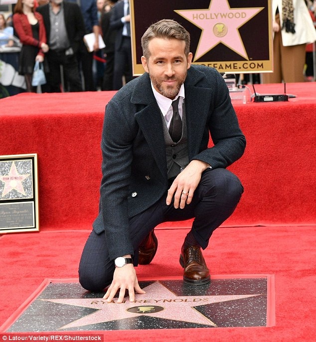 
Tài tử nổi tiếng với phim lời cầu hôn, Green Lantern, dị nhân... Ryan Reynolds vừa chính thức được gắn sao trên đại lộ Danh vọng nổi tiếng Hollywood
