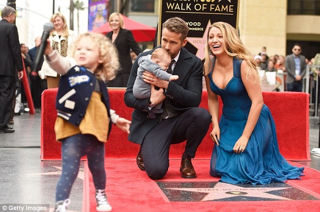Sao phim "Lời cầu hôn" khoe 2 con trong buổi gắn sao trên đại lộ danh vọng - 12
Ryan Reynolds từng kết hôn với cô đào Scarlett Johansson nhưng ly dị vào năm 2011