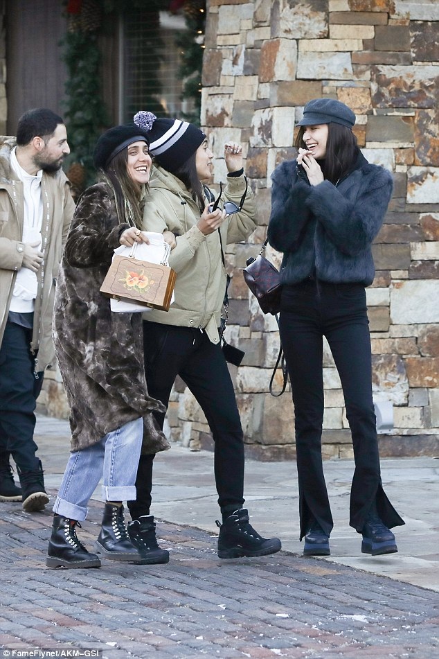Bella Hadid, Eva Longoria... nghỉ lễ giáng sinh ở đâu? - 1
Siêu mẫu Bella Hadid (ngoài cùng bên phải) đang đón giáng sinh tại Aspen cùng bạn bè