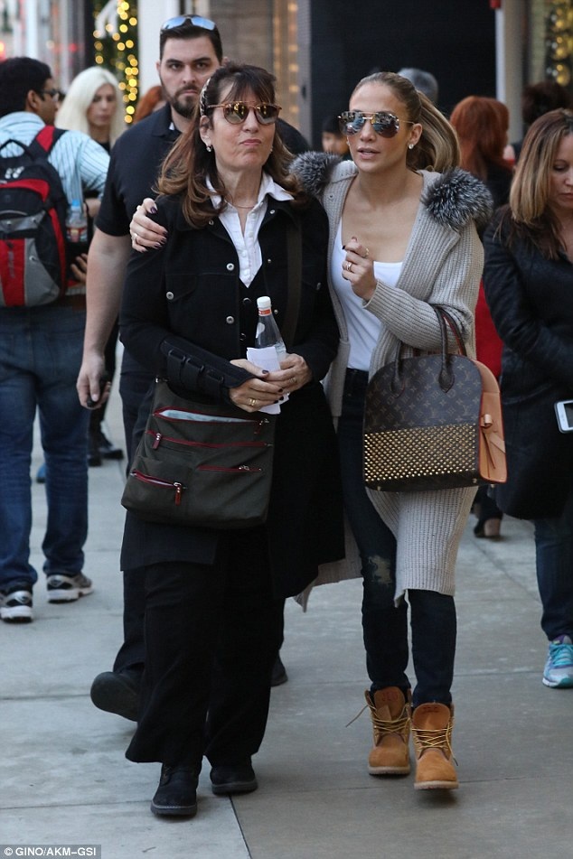 Bella Hadid, Eva Longoria... nghỉ lễ giáng sinh ở đâu? - 9
Jennifer Lopez tranh thủ cùng bạn thân đi mua sắm tại đại lộ Rodeo Drive ở Los Angeles