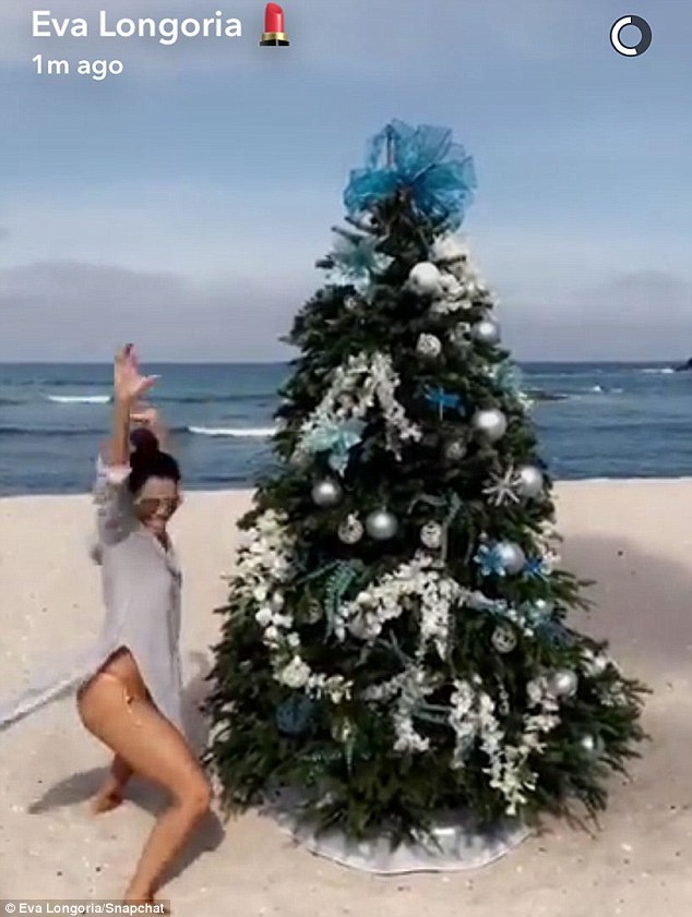 Bella Hadid, Eva Longoria... nghỉ lễ giáng sinh ở đâu? - 4
Eva Longoria tưng bừng nhảy múa bên cây thông Noel trên bãi biển Mexico