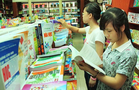 Nhà trường, giáo viên được chủ động lựa chọn sách giáo khoa để giảng dạy - 1
Chương trình, sách giáo khoa mới coi trọng dạy người với dạy chữ, rèn luyện, phát triển cả về phẩm chất và năng lực học sinh