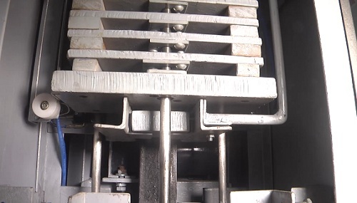 Nghiên cứu chế tạo thành công hệ thống kéo dãn cột sống “made in Viet Nam” - 2
Máy kéo hoạt động tạo ra lực kéo do trọng lượng tạ rơi tự do