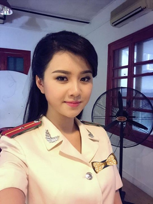 Những chân dài đa-zi-năng nổi đình đám trên mạng xã hội - 12
Hot girl trong trang phục MC kênh Truyền hình ANTV