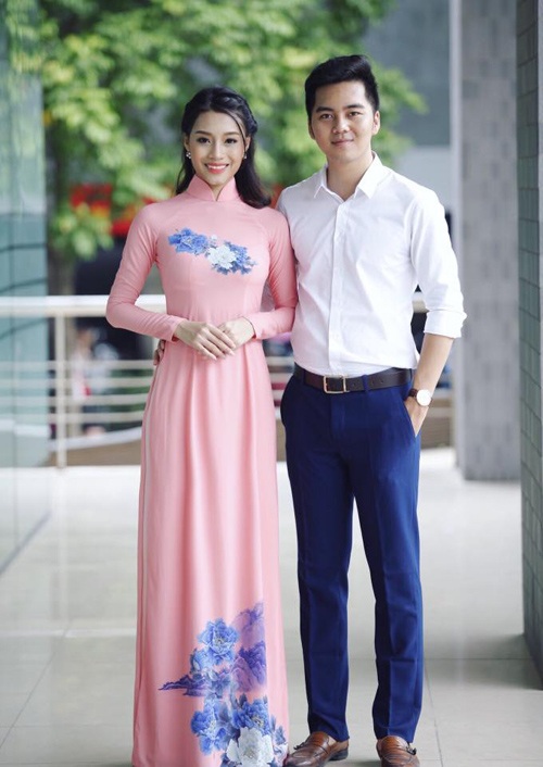 Những chân dài đa-zi-năng nổi đình đám trên mạng xã hội - 2
Hình ảnh hot girl bên cạnh bạn trai trong ngày ra trường