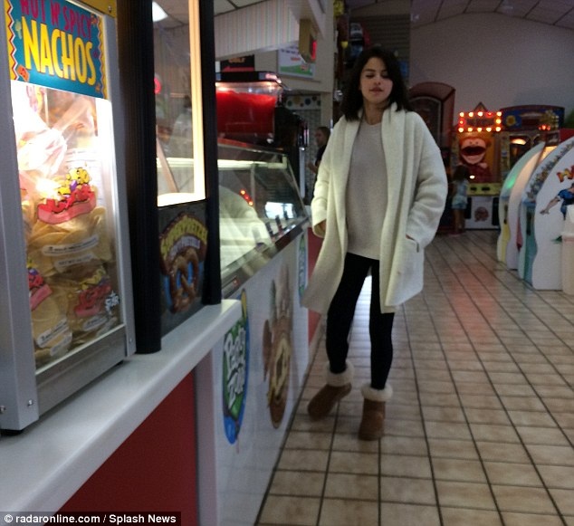 Selena Gomez xuất hiện lần đầu từ sau khi đi điều trị trầm cảm - 2
Selena thông báo hồi tháng 8 rằng cô bị bệnh lupus đã lâu và biến chứng của bệnh này là khiến cô thường xuyên rơi vào trạng thái lo âu, trầm cảm