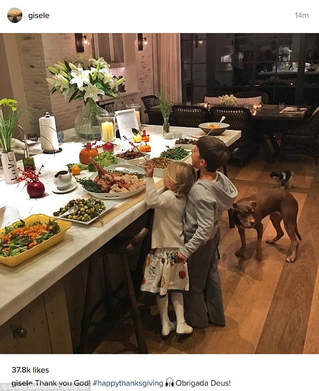 Sao tưng bừng nghỉ lễ Tạ Ơn như thế nào? - 17
Chân dài Brazil Gisele Bundchen hào hứng chia sẻ hình ảnh háo hức của hai con nhỏ bên bàn tiệc