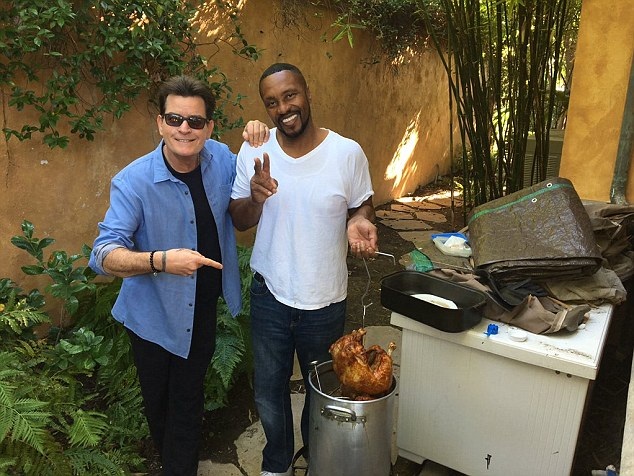 Sao tưng bừng nghỉ lễ Tạ Ơn như thế nào? - 22
Dù đang điều trị bệnh AIDS, nam diễn viên Charlie Sheen vẫn vui vẻ dự tiệc bên bạn bè