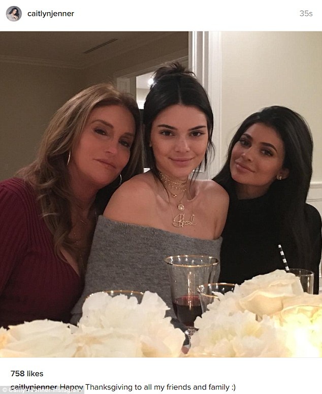 Sao tưng bừng nghỉ lễ Tạ Ơn như thế nào? - 9
Hai chị em Kylie - Kendall hội ngộ cùng cha - người mới chuyển giới thành phụ nữ