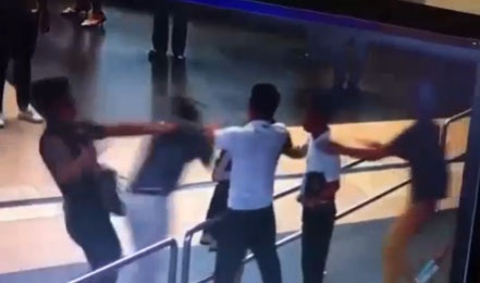 Đại biểu Quốc hội nêu quan điểm về ý định xử phạt “soái ca Nội Bài” - 1 
Sự xuất hiện của soái ca Nội Bài (bìa trái) theo ông Sáu là sự can thiệp kịp thời nhằm ngăn chặn một hành động nguy hiểm (Ảnh cắt từ clip).