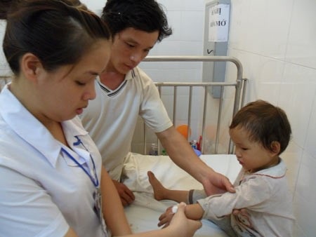 Hà Nội: Bệnh lý sốt xuất huyết đang "nổi lên" - 1 Bệnh nhân SXH cần chú ý theo dõi dấu hiệu cảnh báo, và chỉ được dùng paracetamol để hạ sốt.