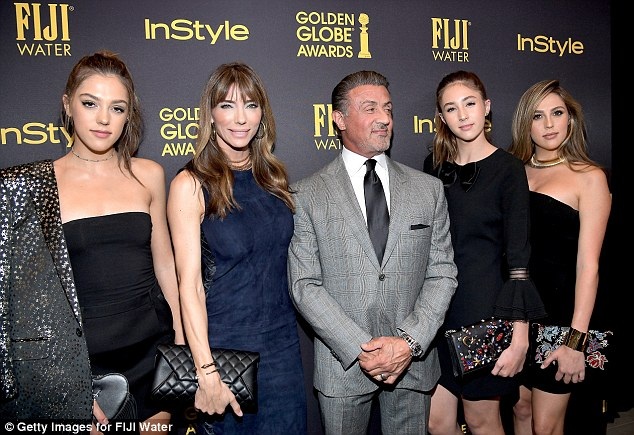 “Người hùng cơ bắp” tự hào về các con gái xinh đẹp - 1
Sylvester Stallone và người vợ thứ 3 - người mẫu Jennifer Flavin có với nhau ba cô con gái xinh đẹp là Sophia Rose, 20 tuổi, Sistine Rose, 18 tuổi và Scarlet Rose, 14 tuổi