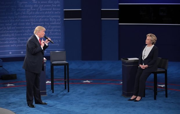"Cuộc chiến" ngôn ngữ cơ thể giữa Trump và Clinton trong cuộc tranh luận thứ 2 - 2
Bà Clinton vẫn bình thản ngồi trên ghế khi ông Trump công kích. (Ảnh: Getty)