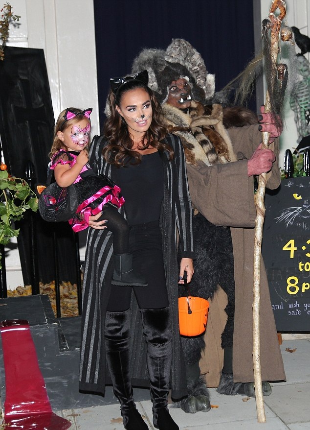 Con gái tỷ phú F1 hóa trang thành mèo mẹ dễ thương - 1
Kiều nữ Tamara Ecclestone tưng bừng đón Halloween bên con gái nhỏ Sophia