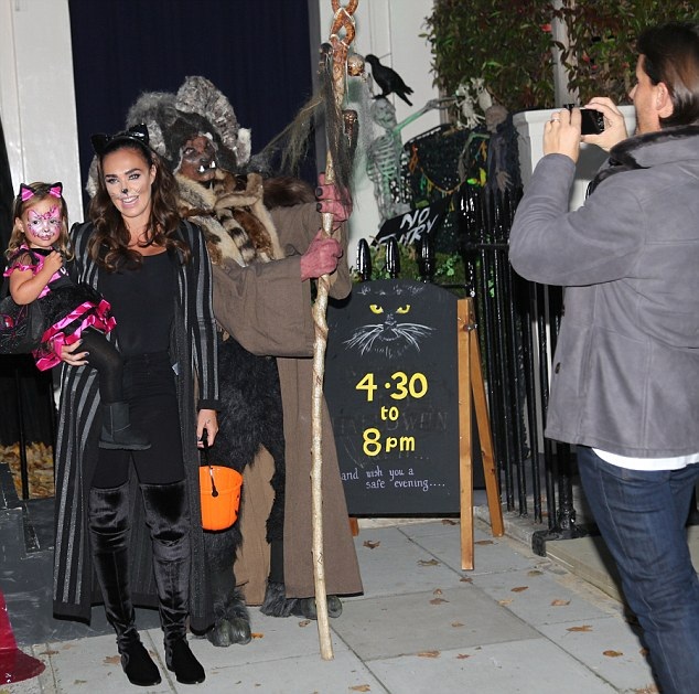 Con gái tỷ phú F1 hóa trang thành mèo mẹ dễ thương - 4
Jay Rutland chụp hình cho vợ con...