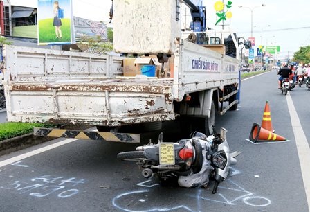 Tông vào xe thi công đèn đường, một thanh niên tử vong - 1 Hiện trường vụ tai nạn
