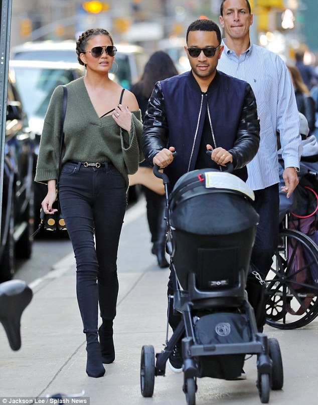 Sau khi Kim bị cướp, Chrissy Teigen tăng cường vệ sỹ - 1
Vợ chồng siêu mẫu Chrissy Teigen được vệ sỹ hộ tống khi đi mua sắm tại New York hôm 16/10 vừa qua