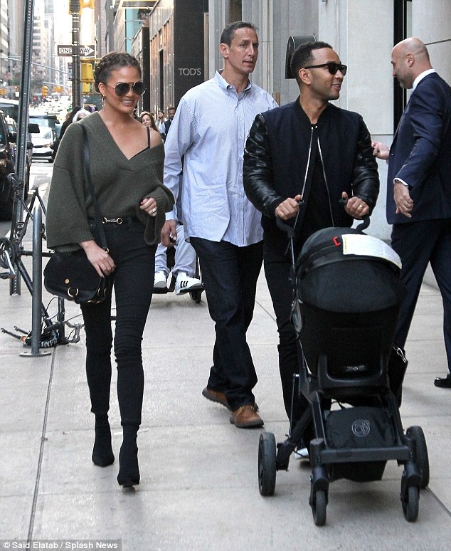 Sau khi Kim bị cướp, Chrissy Teigen tăng cường vệ sỹ - 2
Cặp đôi giàu có và nổi tiếng Chrissy Teigen, - John Legend trở nên cảnh giác cao độ sau khi bạn thân Kim Kardashian bị cướp tại Paris cách đây ít tuần