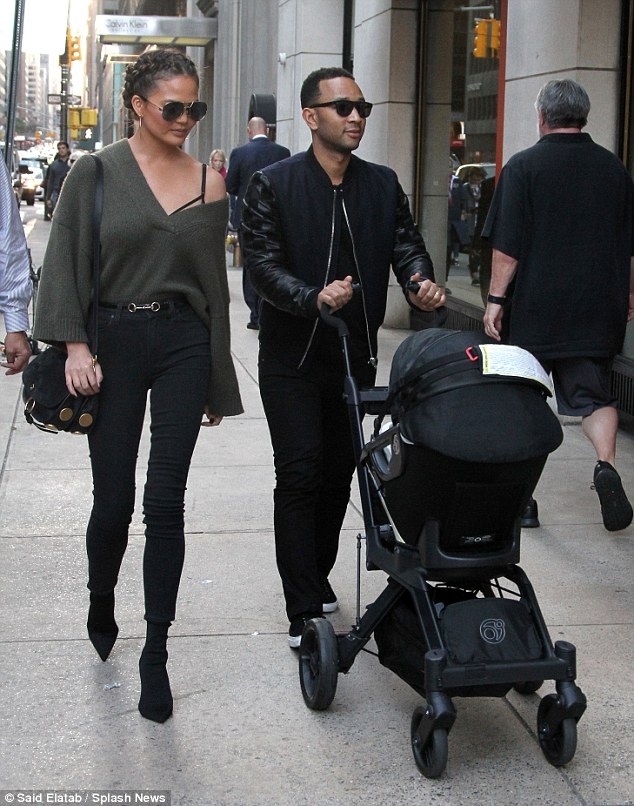 Sau khi Kim bị cướp, Chrissy Teigen tăng cường vệ sỹ - 3
Siêu mẫu áo tắm Chrissy Teigen và cô Kim thường xuyên gặp gỡ, đi chơi và cùng mua sắm. Chrissy rất sốc và lo lắng khi hay tin bạn bị cướp nữ trang triệu đô