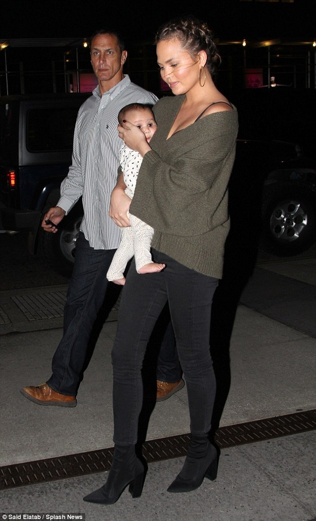 Sau khi Kim bị cướp, Chrissy Teigen tăng cường vệ sỹ - 4
Cô và chồng cẩn trọng hơn nhiều tỏng thời gian này