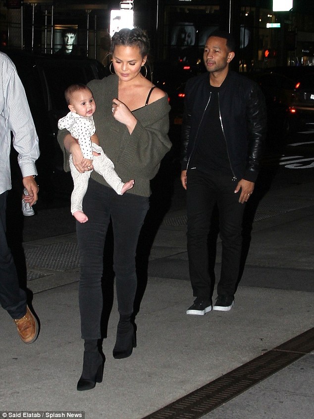 Sau khi Kim bị cướp, Chrissy Teigen tăng cường vệ sỹ - 5
Bà mẹ xinh đẹp cũng tránh việc khoe cuộc sống xa hoa trên trang cá nhân sau khi Kim bị chỉ trích vì khoe của quá đà