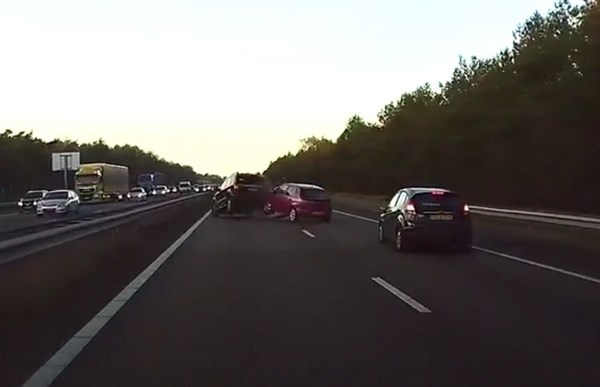Xem hệ thống tự lái của xe Tesla đoán trước tai nạn - 1 Hệ thống tự lái trên chiếc Tesla Model X dự đoán được va chạm của hai chiếc xe chạy phía trước ngay cả khi không ai ngờ đến