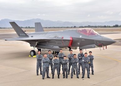 Mỹ bàn giao cho Nhật Bản chiến đấu cơ đa nhiệm F-35 đầu tiên - 1
Các phi công của JASDF tại căn cứ Luke. (Ảnh: USAirForce)