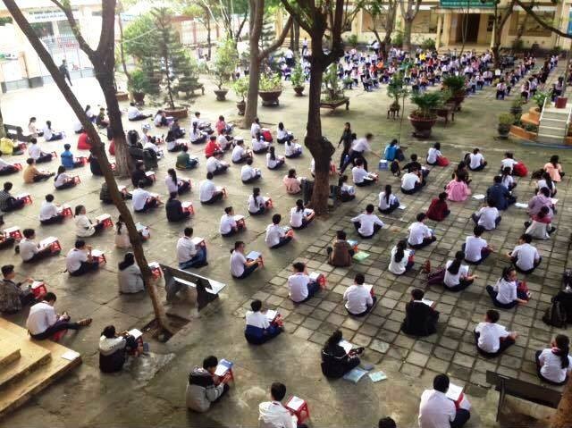Hàng trăm học trò ngồi bệt thi học kỳ giữa sân trường - 1 Học sinh Trường THCS Trần Quốc Toản, Tuy Hòa, Phú Yên thi học kỳ ngồi bệt giữa sân trường được chia sẻ trên mạng xã hội