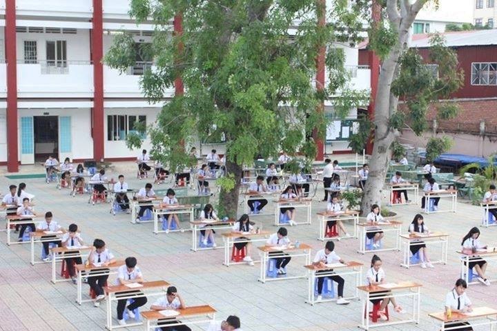Hàng trăm học trò ngồi bệt thi học kỳ giữa sân trường - 2 Hàng trăm học trò ngồi bệt thi học kỳ giữa sân trường - 2