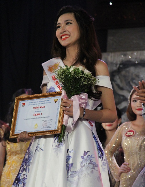 Tìm ra chủ nhân của vương miện Hoa khôi Sinh viên Hà Nội 2016 - 4
Á khôi 1 thuộc về Hoàng Phương Hà - Sinh viên Học viện Ngoại Giao