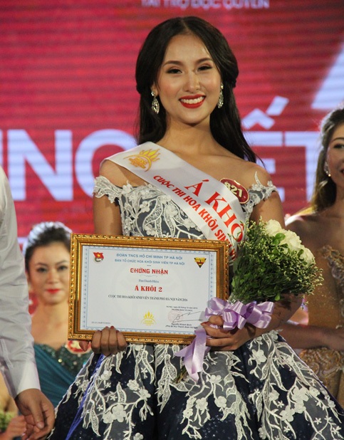 Tìm ra chủ nhân của vương miện Hoa khôi Sinh viên Hà Nội 2016 - 5
Á khôi 2 thuộc về Hoàng Thị Thu Hồng - sinh viên trường ĐH Sư Phạm Hà Nội