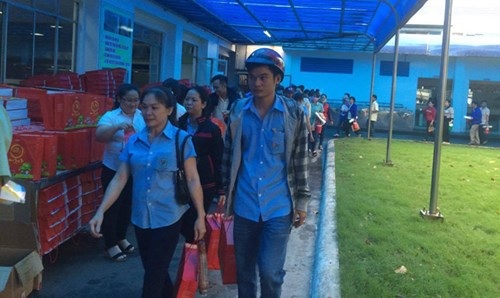 Thưởng Tết 2017: Thấp 500 nghìn đồng, cao bằng căn hộ - 2
Công nhân hồ hởi nhận quà và tiền thưởng Tết nguyên đán 2016. Ảnh: Mạnh Thắng.