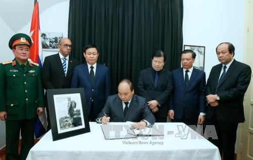 Lãnh đạo Đảng, Nhà nước, Chính phủ viếng Lãnh tụ Cuba Fidel Castro Ruz - 3
Thủ tướng Nguyễn Xuân Phúc ghi sổ tang chia buồn ở Đại sứ quán Cộng hòa Cuba tại Việt Nam.