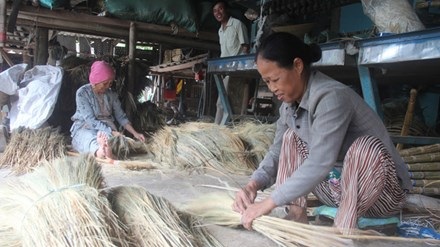 Kiếm tiền tỷ từ chổi đót - 1
Bà Nguyễn Thị Mỹ (53 tuổi) chủ cơ sở sản xuất chổi Nhứt Tuấn vẫn tham gia cùng làm với nhân viên. Ảnh: H. Văn
